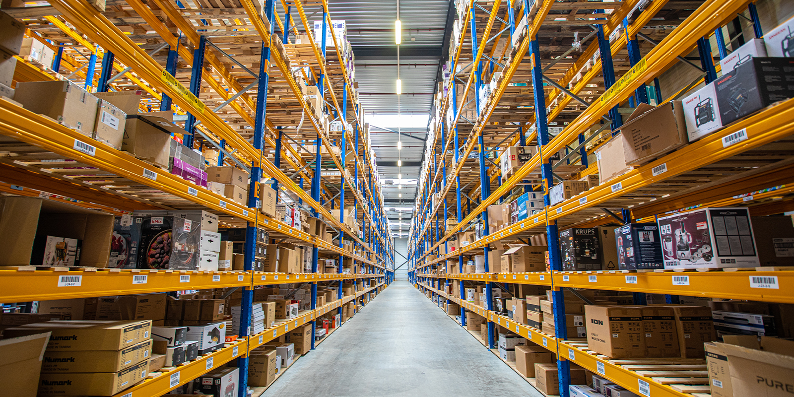 Megami magazijn met stellingen consumentenelektronica
