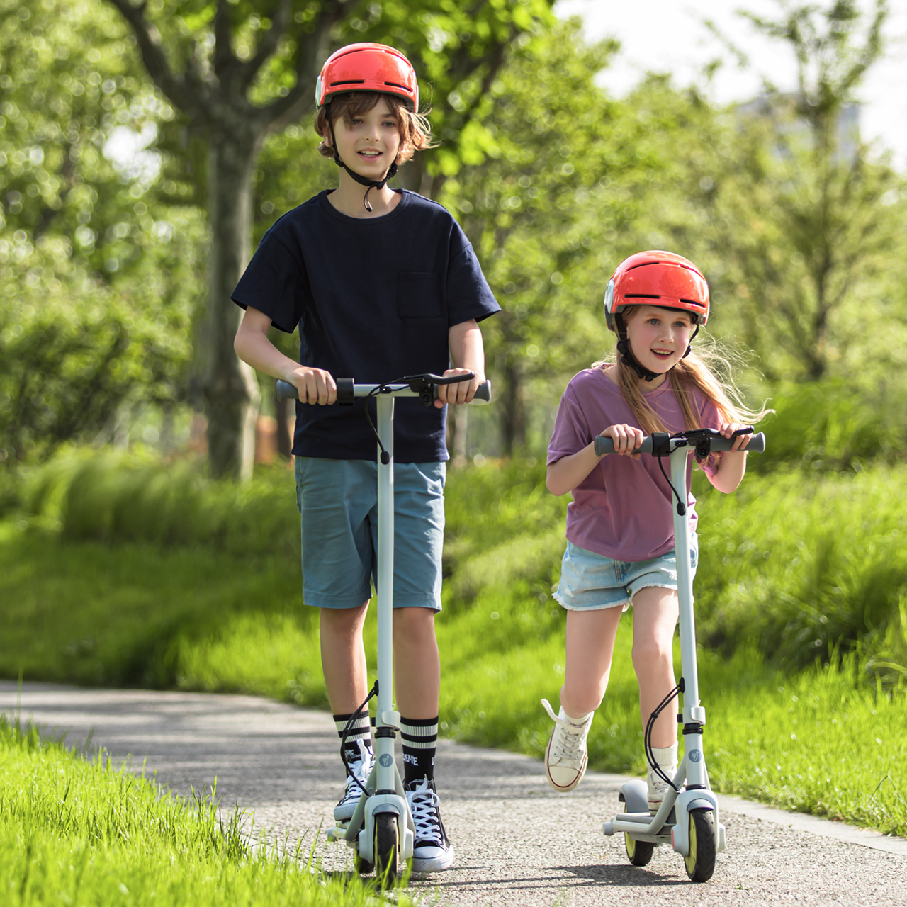 Segway kinderen met step buiten rode helm