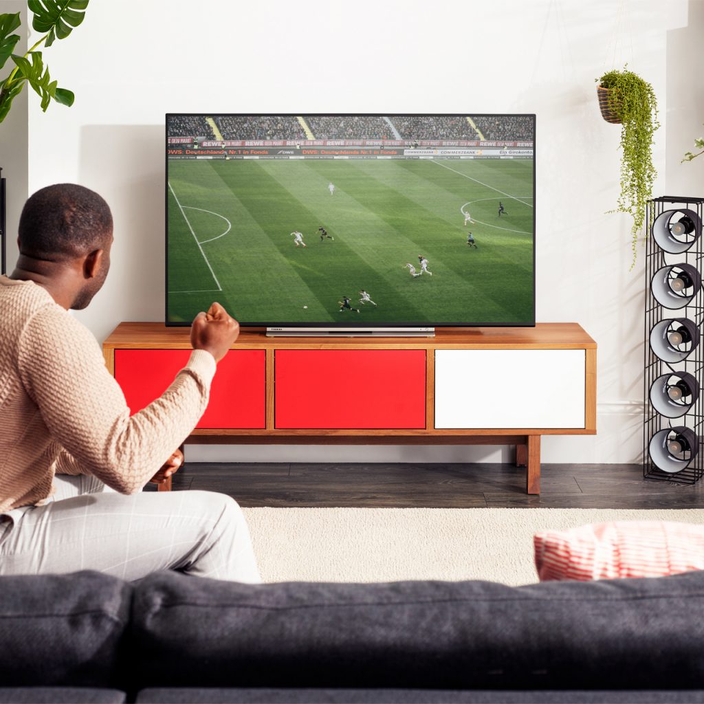 Toshiba tv voetbal woonkamer